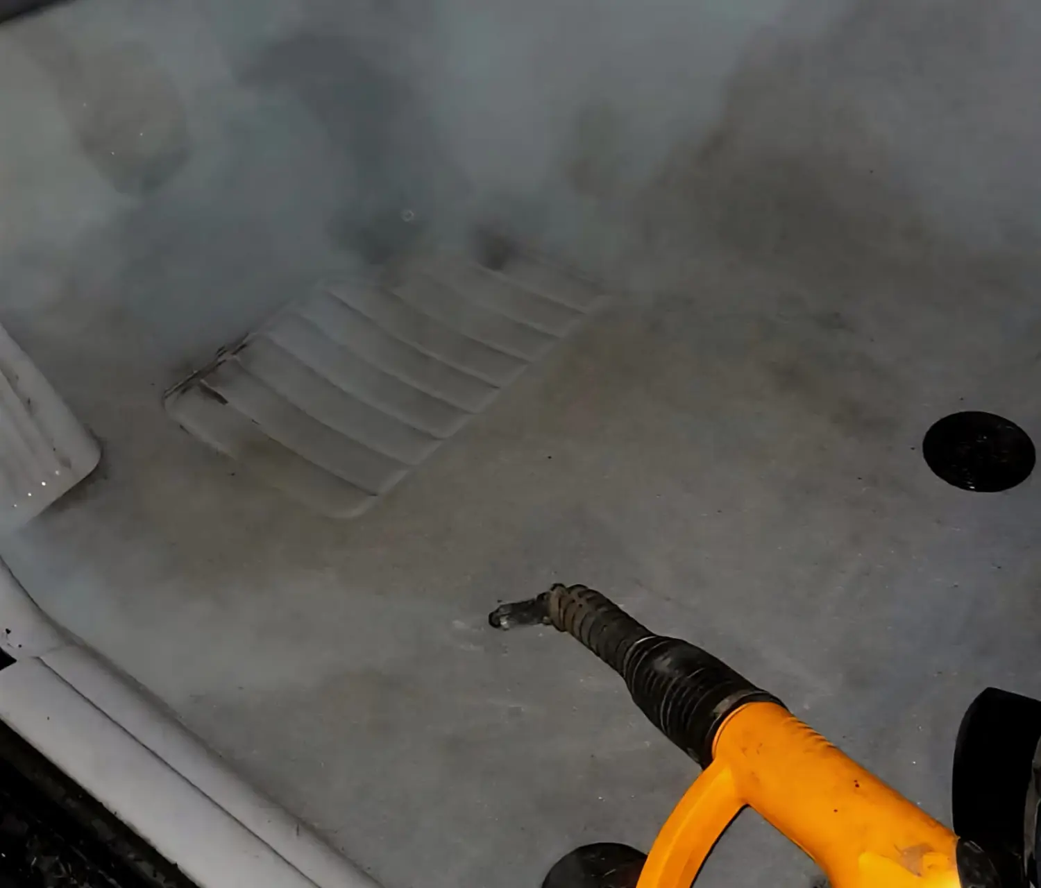 Enalp Garage -  Autodesinfektion  mit einem Dampfreiniger